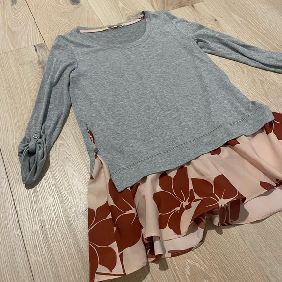 Little Yellow Button gray blouse with floral underlay - Picture 2 of 4